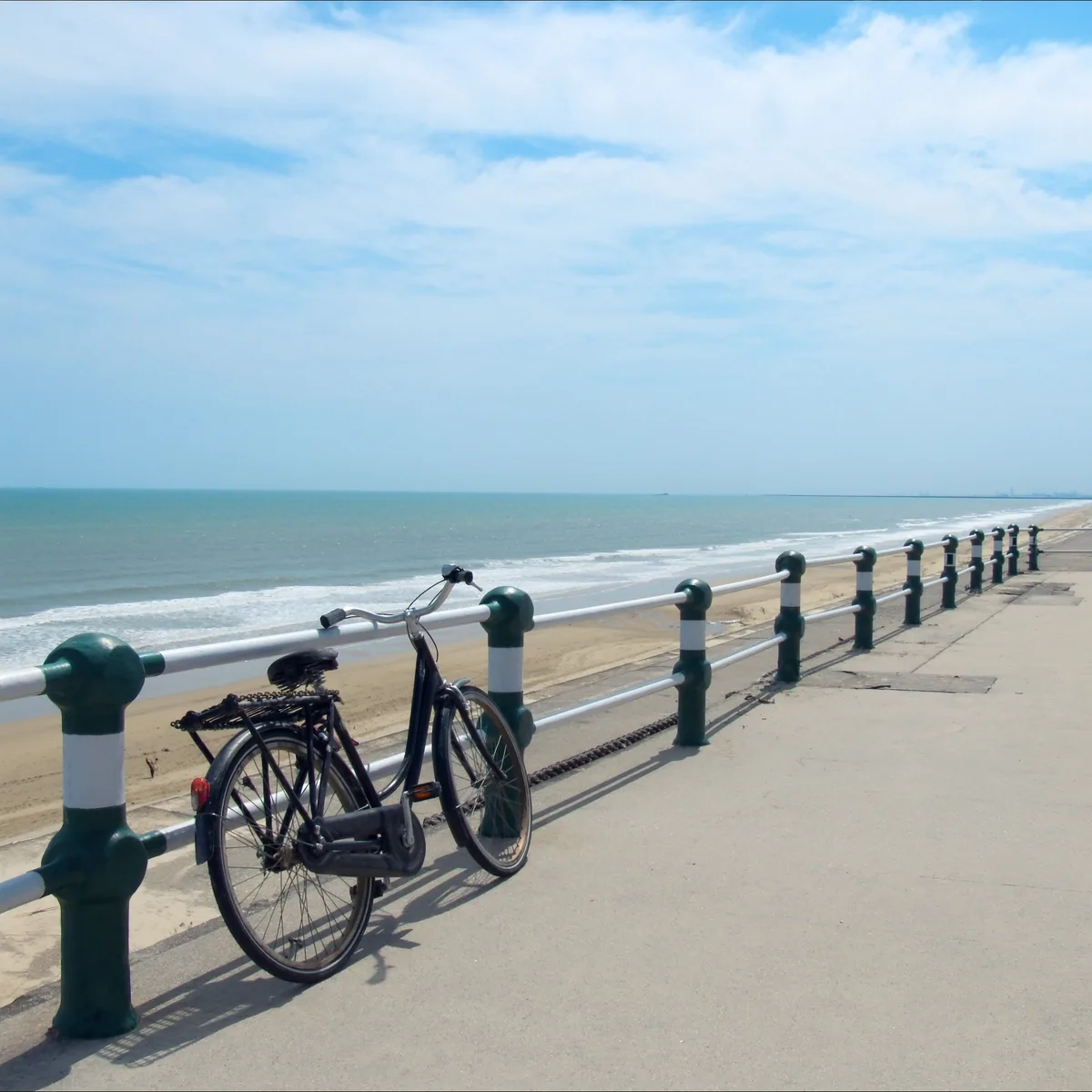Fiets op de boulevard van Scheveningen met de zee op de achtergrond