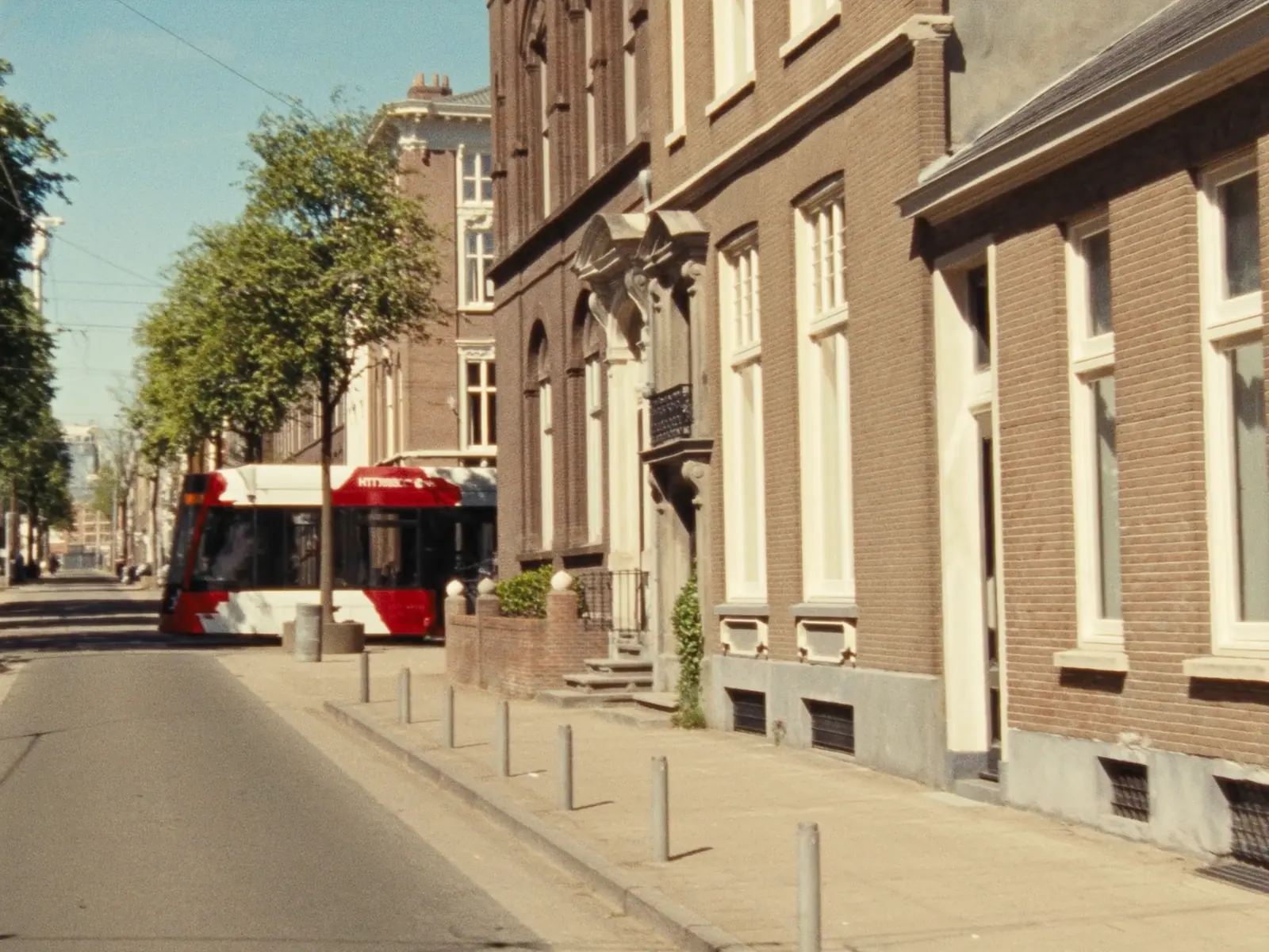 Haagse straat met tram en rijtjeshuizen