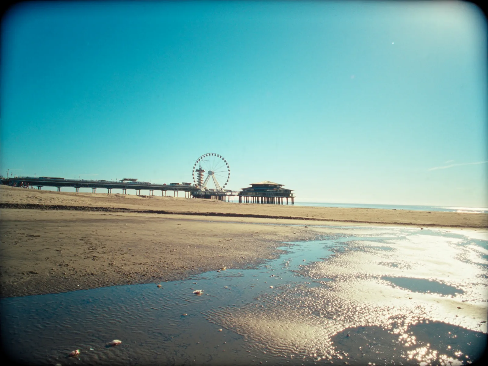 Strand van Scheveningen met de pier in de verte