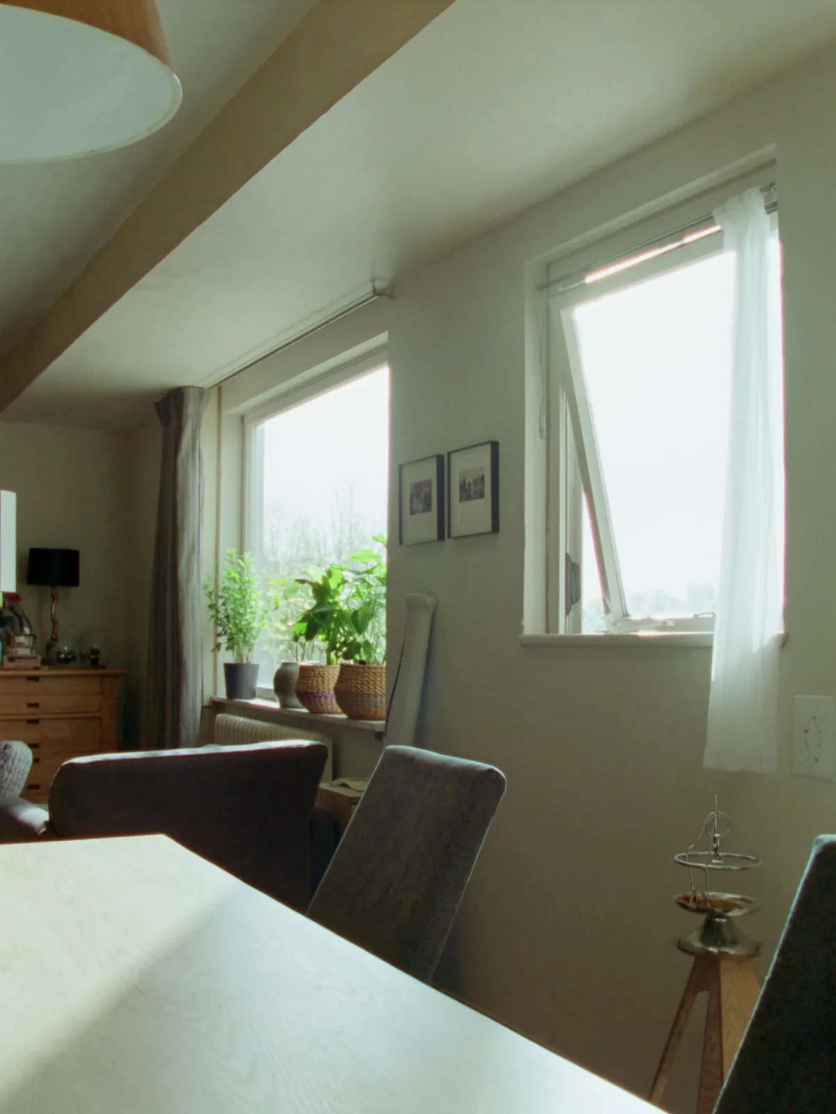 Zonnige woonkamer met een opgeruimde tafel